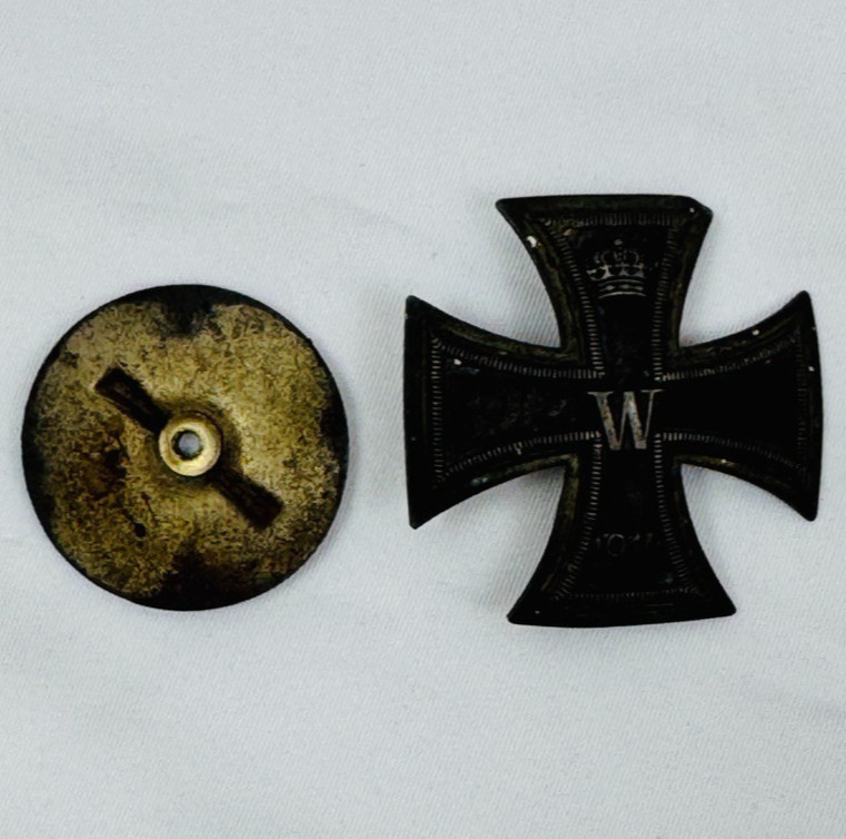 Imperial German WWI Iron Cross 1st Class 1914 Screwback Mounting