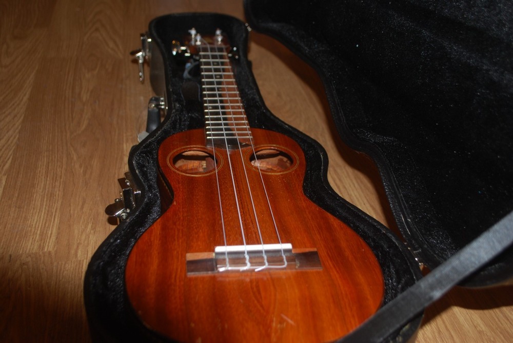 Mele Double Hole Ukulele With Case & Strap