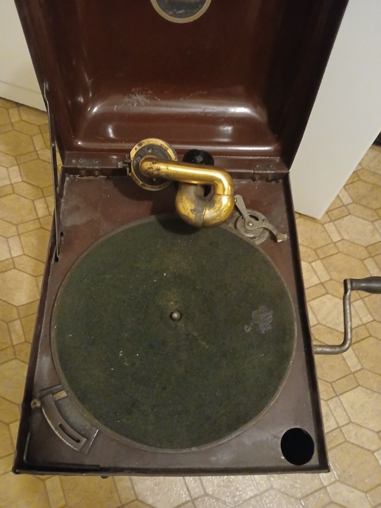 Victrola Carola Nightingale Phonograph