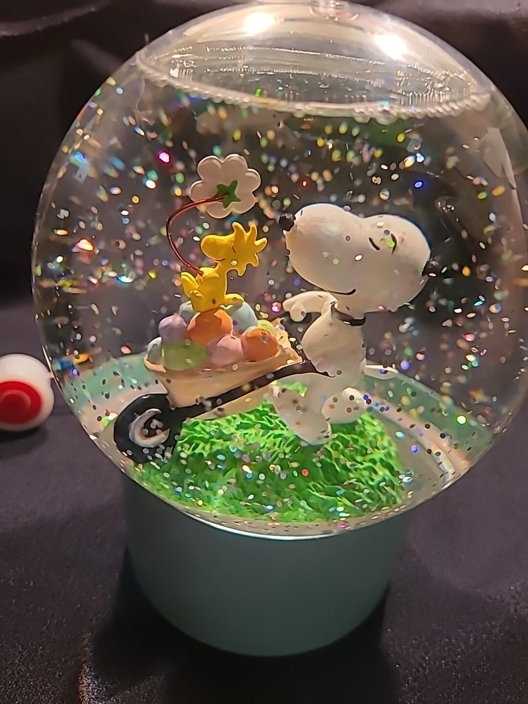 Snoopy Easter LIGHT UP Water Globe Snow Globe Please Read