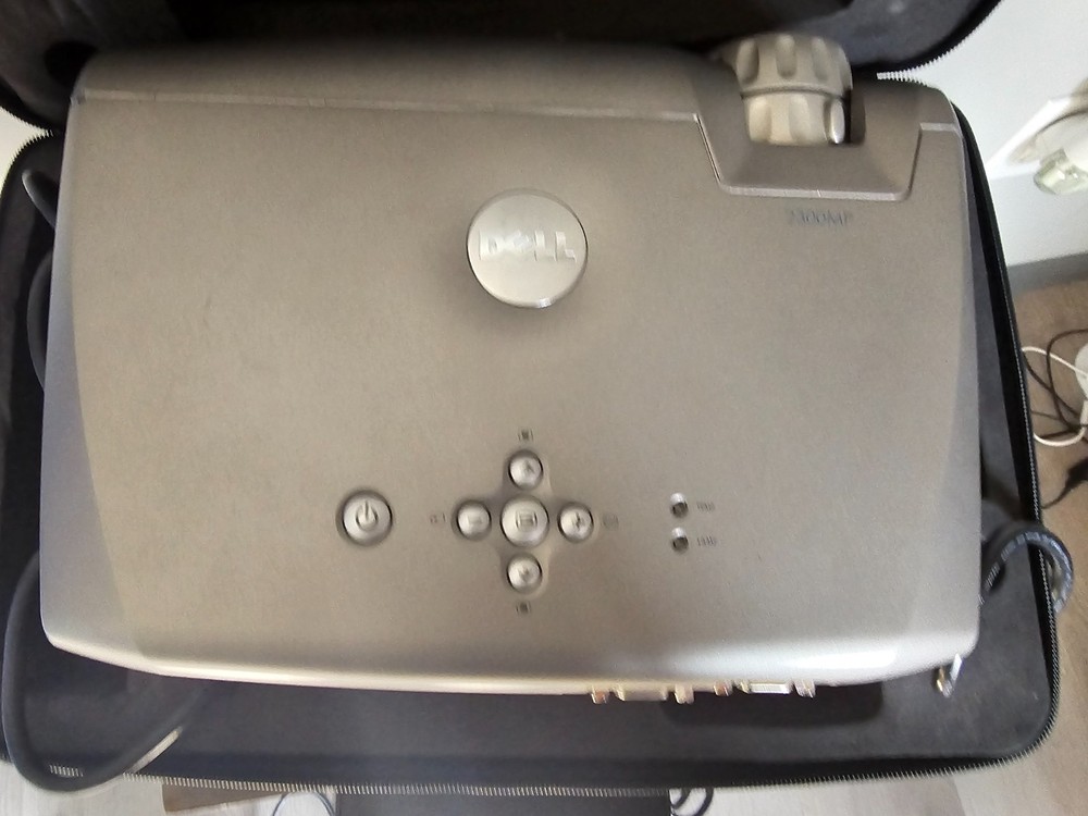 Dell 2300MP DLP Projector with Cables, Remote, and Case