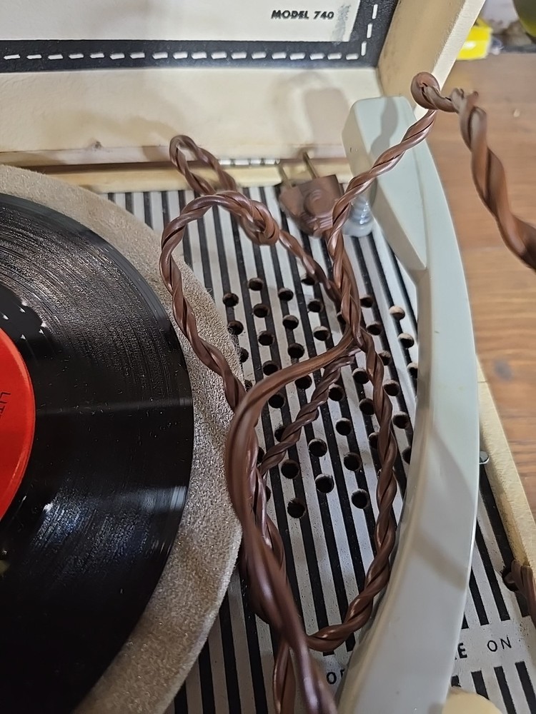 VINTAGE BEAM PORTABLE RECORD PLAYER SUITCASE TURNTABLE