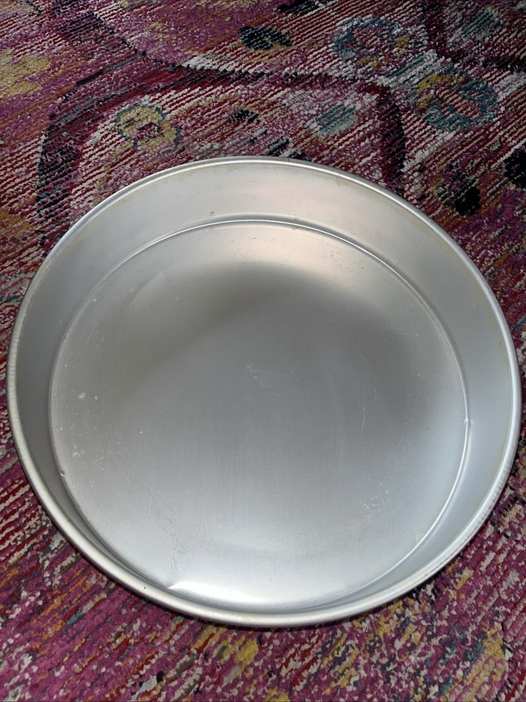 Wilton Performance Cake Pan 14x3 IN/ 36x8 Cm. With Heating Cone