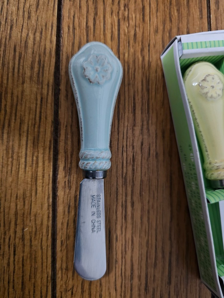4 PIECE PASTEL SPREADER SET