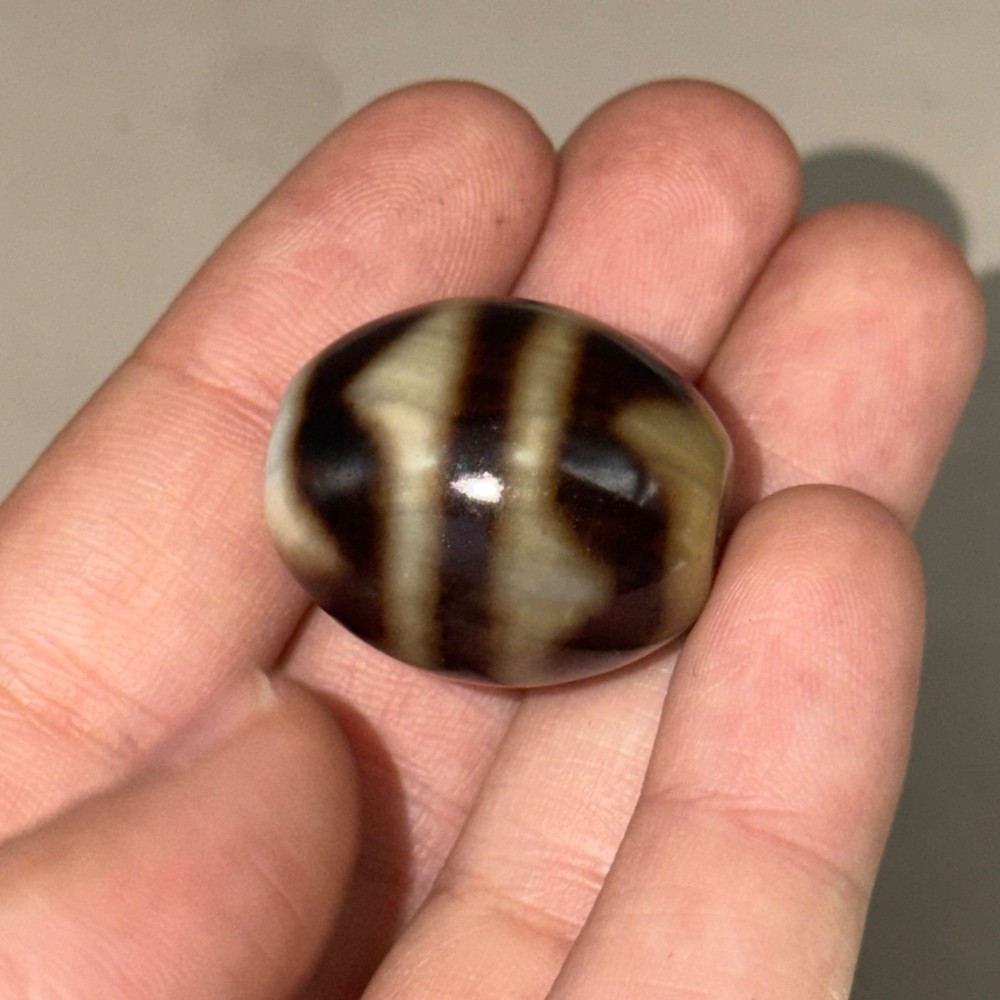 Ancient Tibetan Himalayan Agate Z Large Lucky Bead