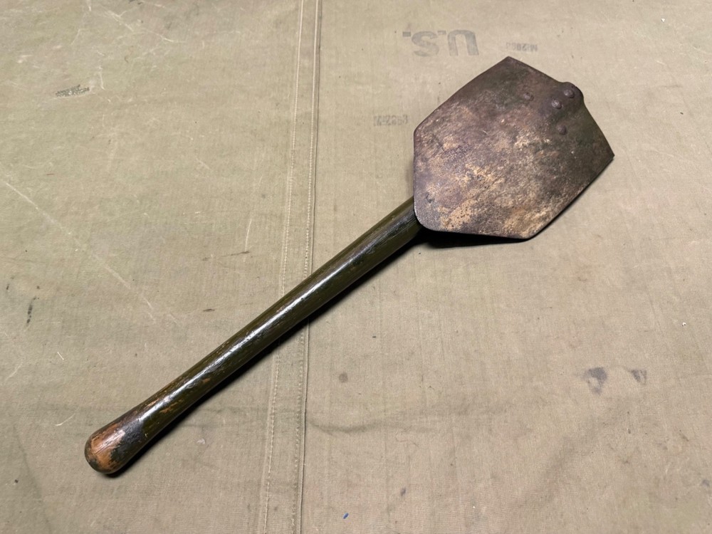 ORIGINAL WWII US ARMY M1943 COMBAT FIELD FOLDING SHOVEL-DATED 1945