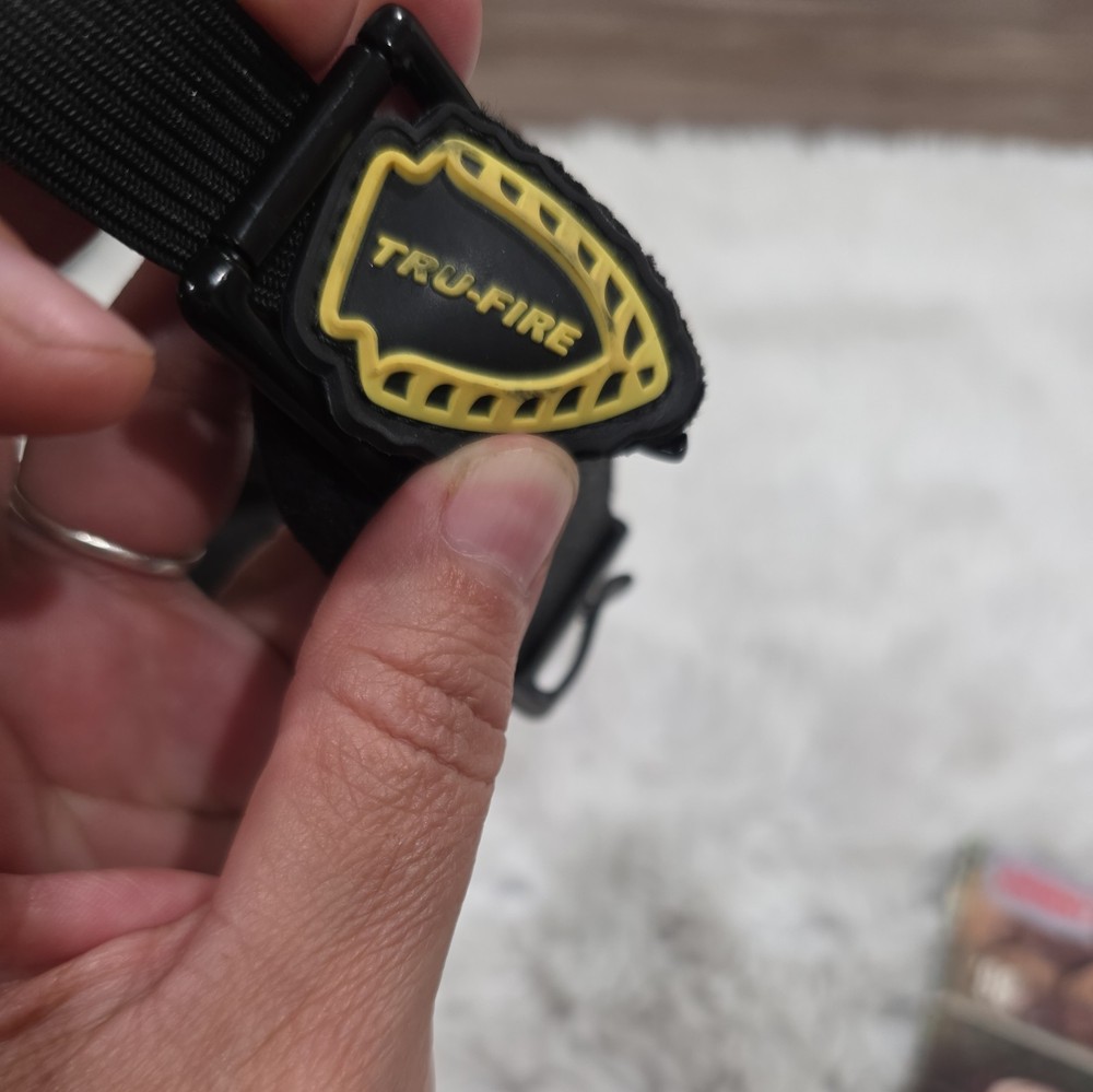 Tru-Fire Hard Core Buckle Archery Release. Black/Red.