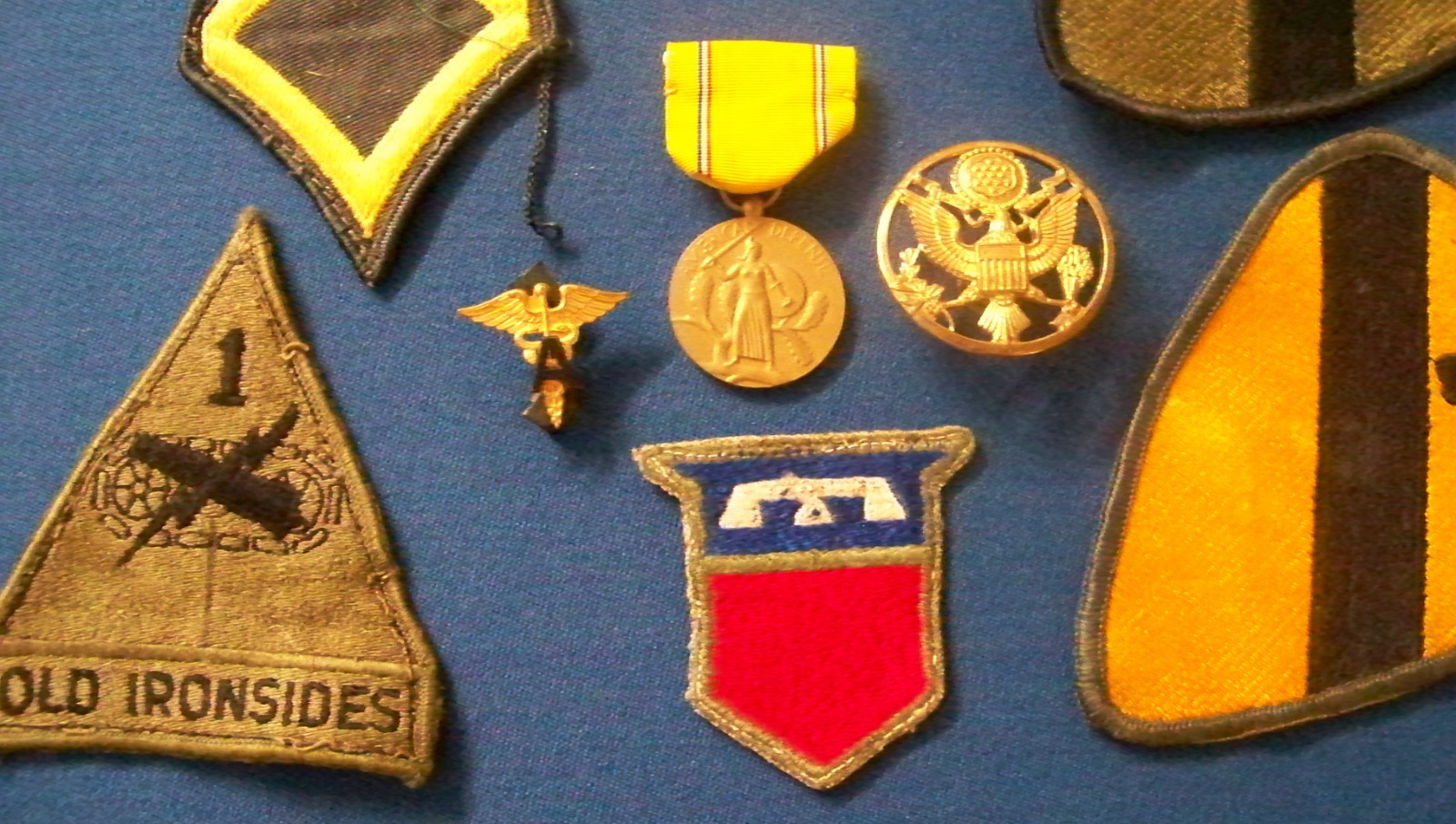 10 pieces vintage WW-2 pins, patches and medals. AUTHENTIC!
