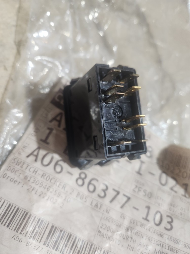 Freightliner A06-86377-103 Rocker Switch, 2 Position w/Indicator Light