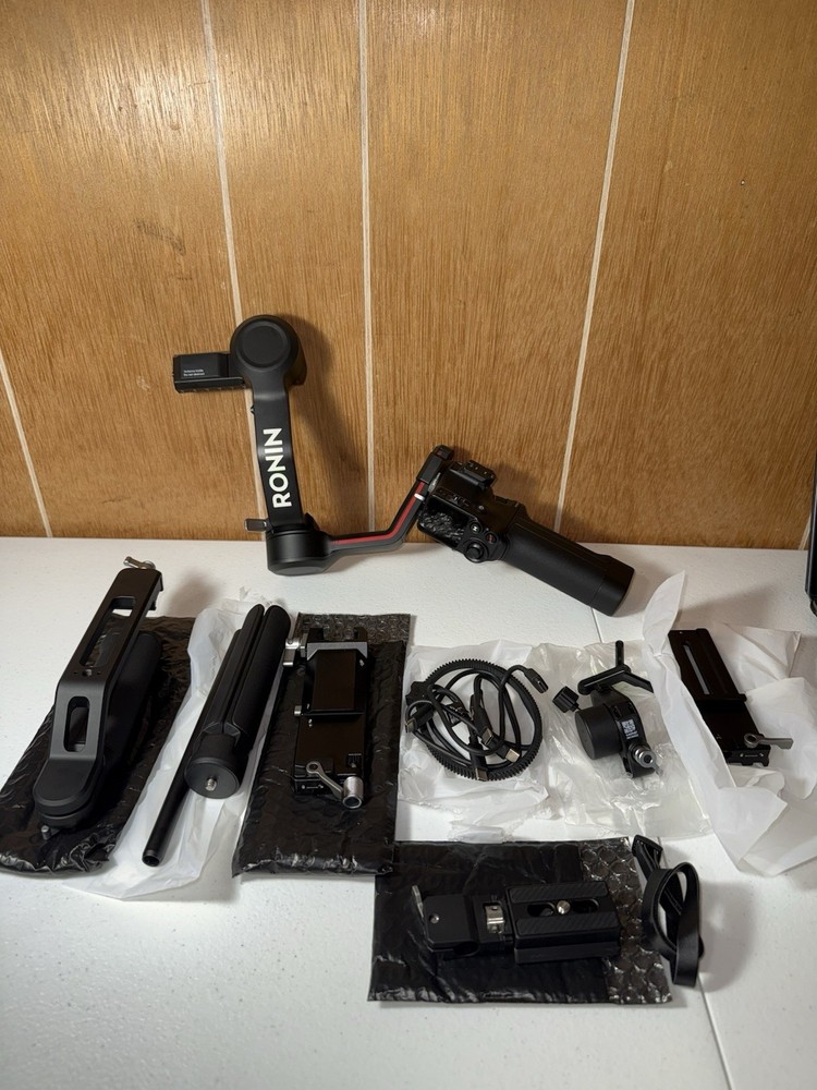 DJI RS 3 Combo Gimbal Stabilizer Combo - Black READ DESCRIPTION