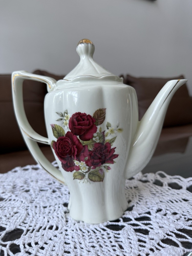 Madison & Max _ Roses Tea Pot