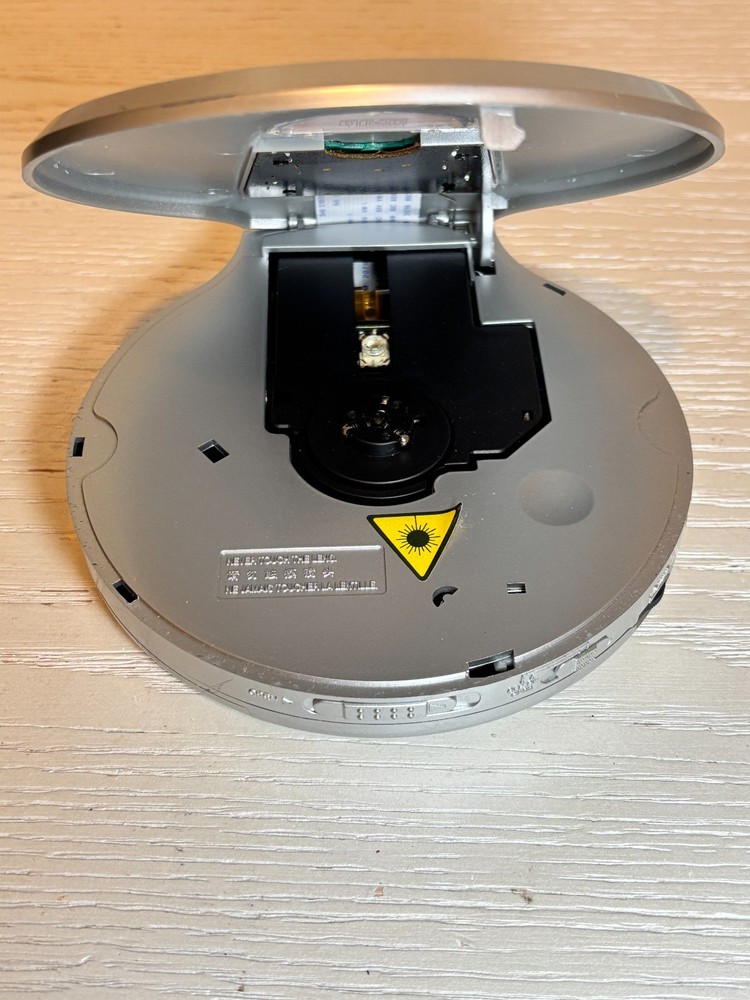 Curtis CD081 40 Sec Anti Shock Portable CD Player compact disc player Untested