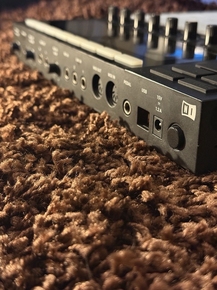 Native Instruments MASCHINE MK3 Sampler & Sequencer 16 Pad Triggers Black