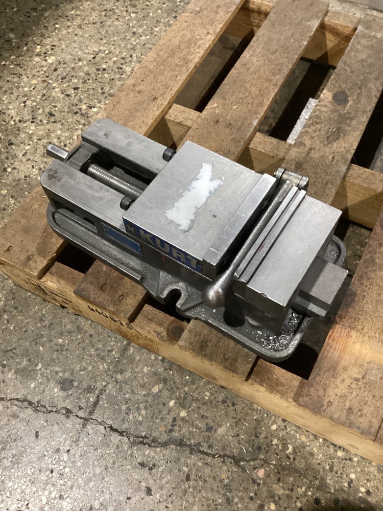 KURT D675 6" MACHINE VISE WITH HANDLE USED