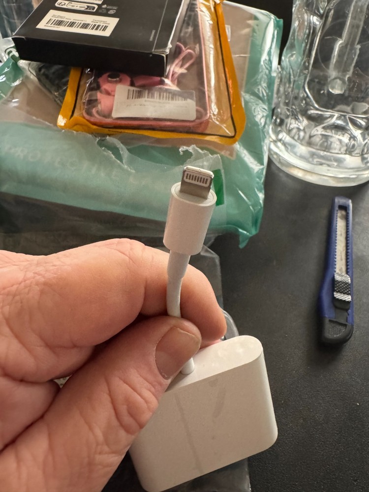 SD Card Reader for iPhone Memory Card Reader with USB Camera Adapter.