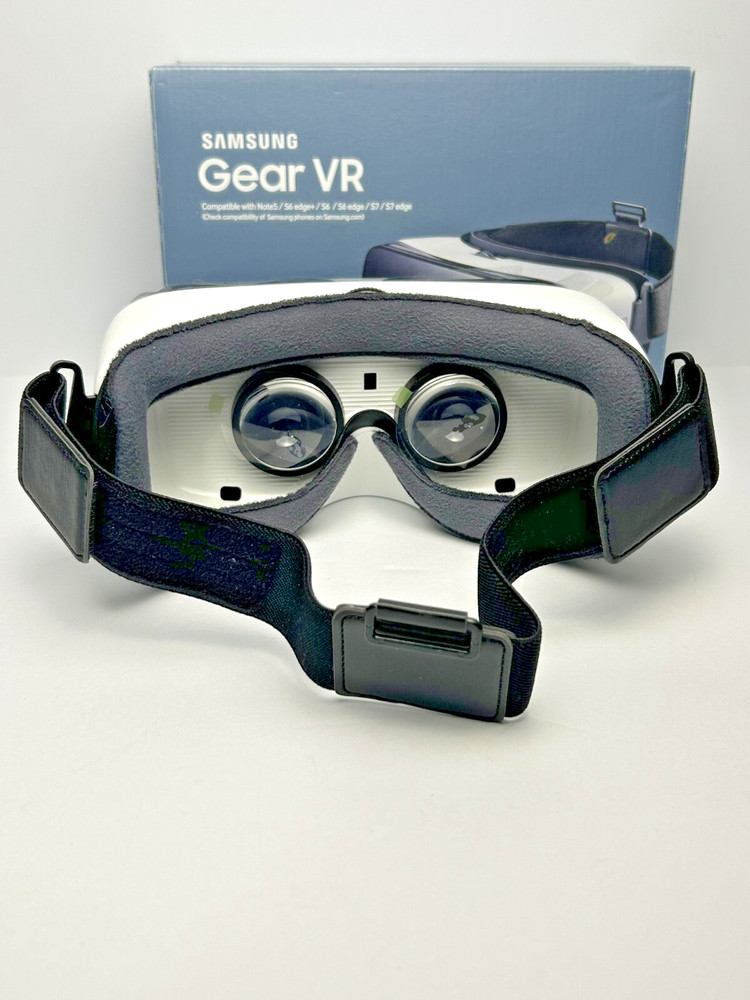 Samsung Gear VR Headset with Oculus - R322