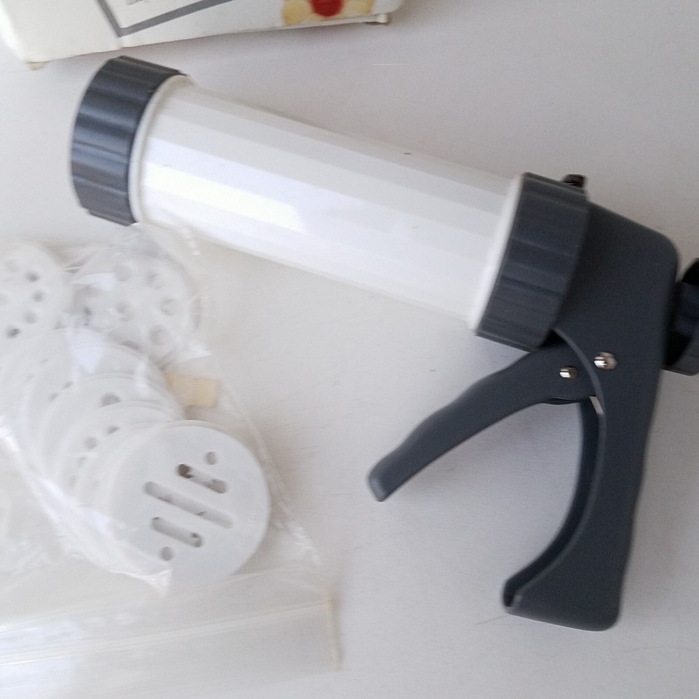 Wilton Spritz Cookie Press 12 Plastic Cookie-Design Discs