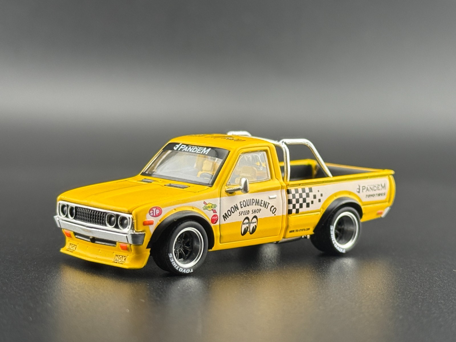 Pop Race Pandem Datsun 620 MOONEYES 640250 1/64