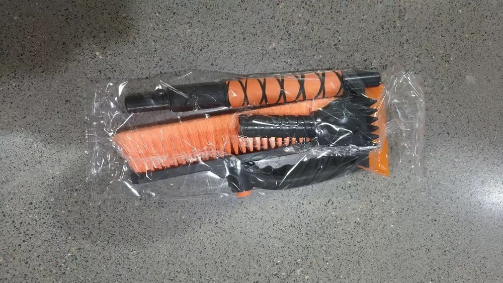 35.4“360°Rotating Extendable Snow Brush and Ice Scraper, Telescoping Ice Scraper