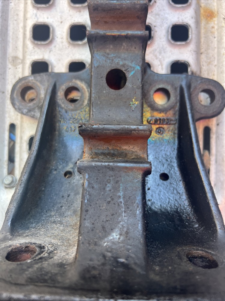 FREIGHTLINER CASCADIA 125 CAB MOUNTBRACKET 1858937-012