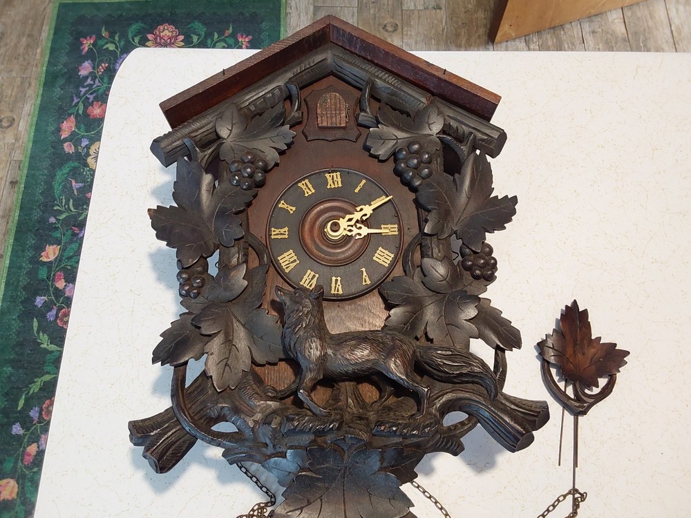 Antique BLACK FOREST Cuckoo Clock w/Wolf