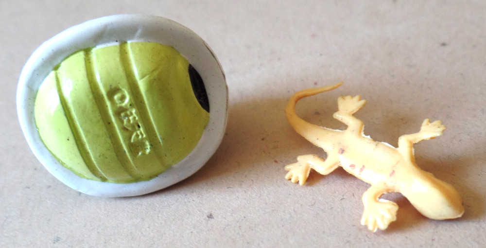 2 Vintage Tiny TURTLE SHELL & LIZARD Toys