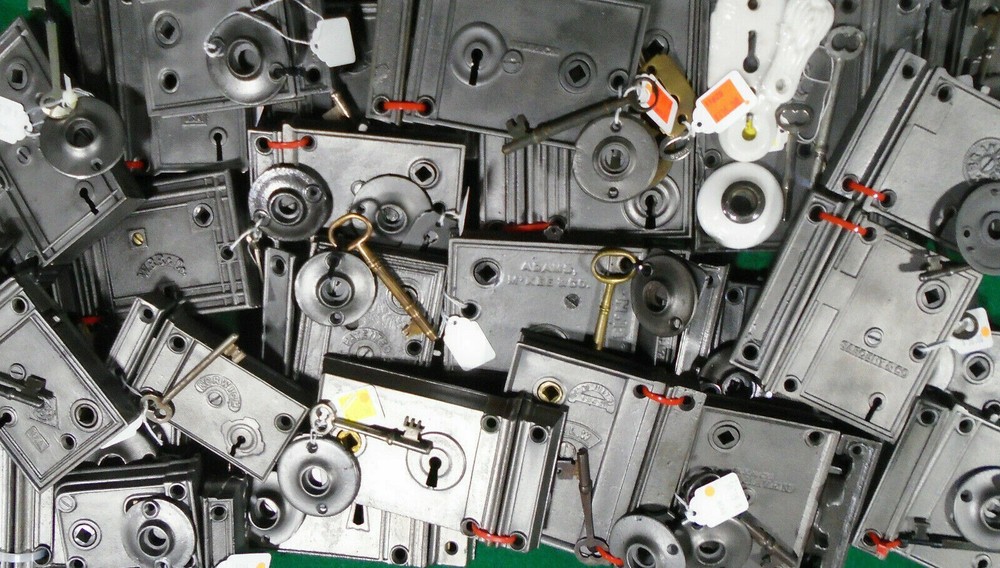 HUGE 6" RHC RIM LOCK COMPLETE w/ KEY, KEEPER, & KNOBS, ESCUTCHEON (41277)