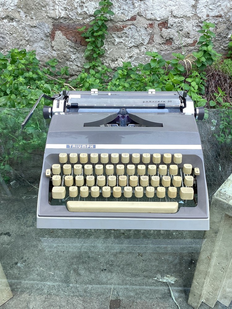 TRIUMPH GABRIELE 35 TYPEWRITER. CURSIVE TYPEFACE. GERMANY 1972