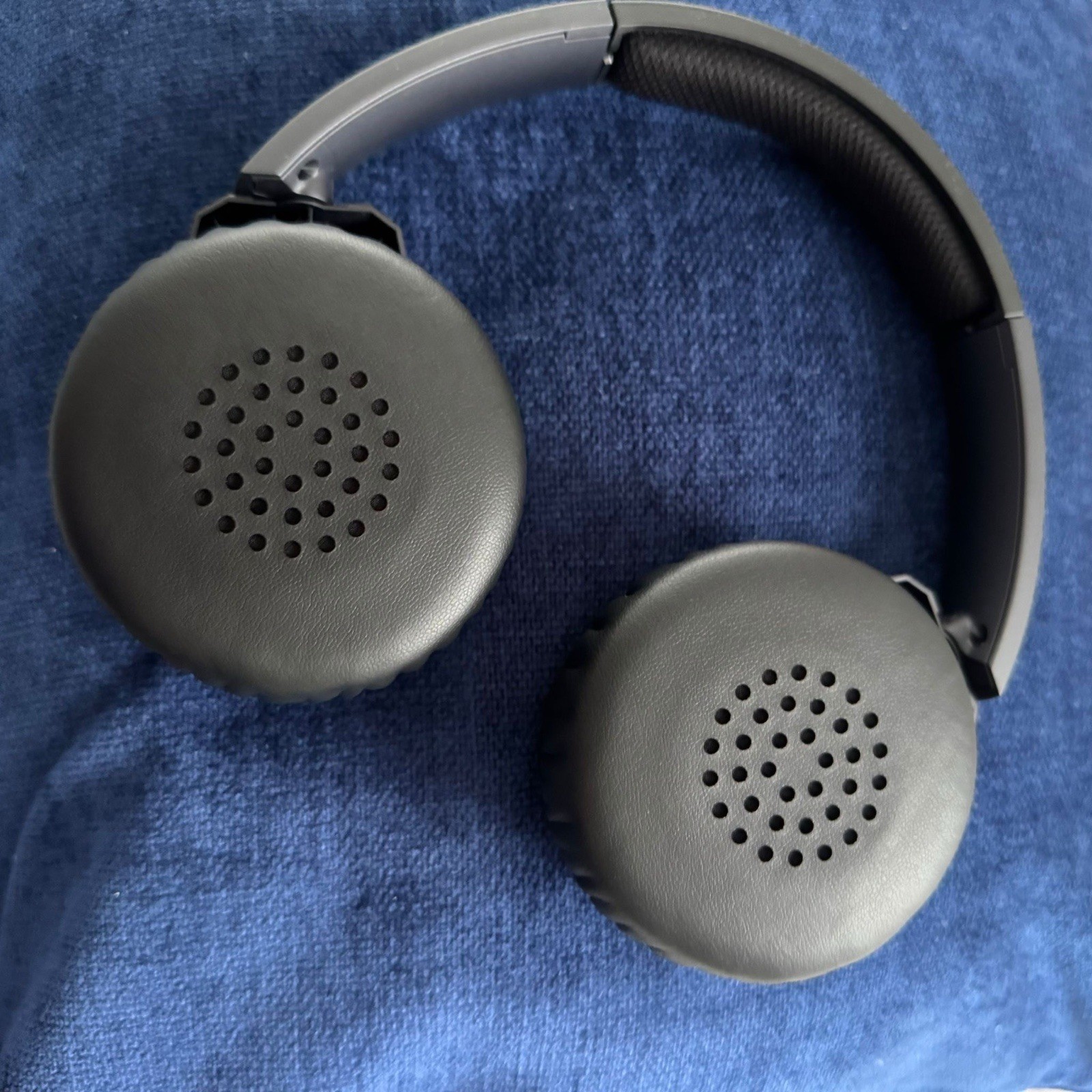 Cadillac Escalade V Wireless bluetooth headphones