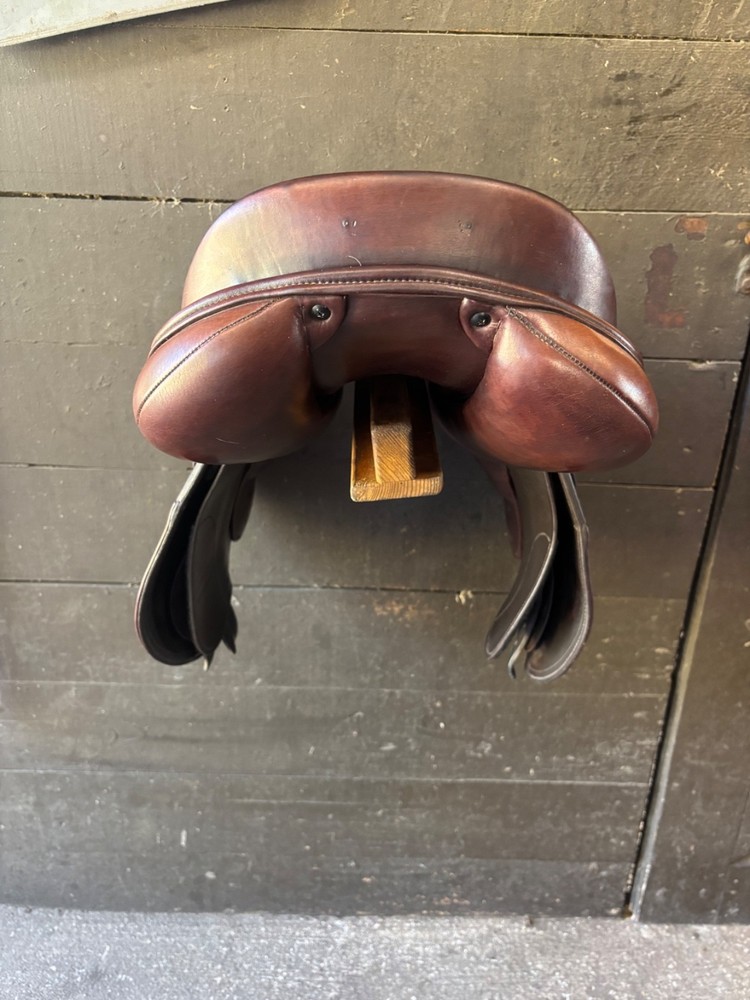 17.5” Schleese Jete Jump Saddle