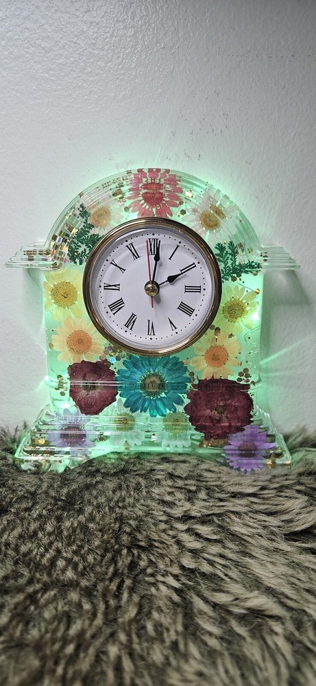 Desktop Clock| Pressed Flowers Preserved Clock| Epoxy Resin Table Lamp Clock