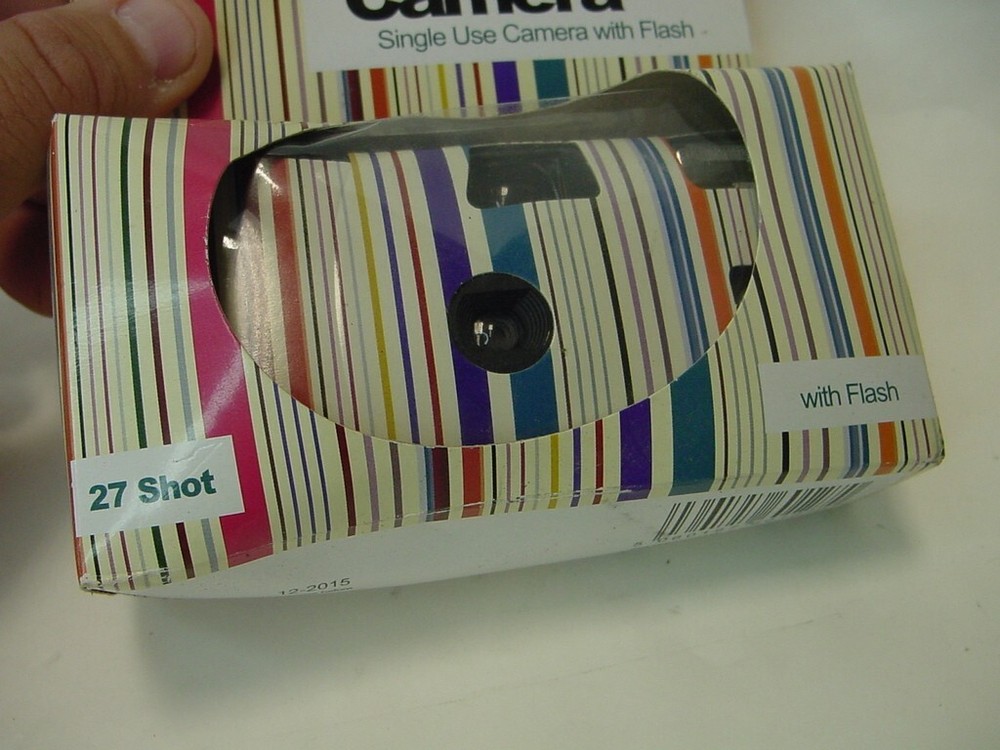 NEW - SINGLE USE CAMERA WITH FLASH 27 SHOT