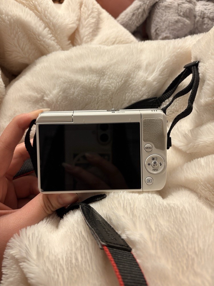 Canon EOS M10 Mirrorless Camera White 18MP Touchscreen Built-in Flash