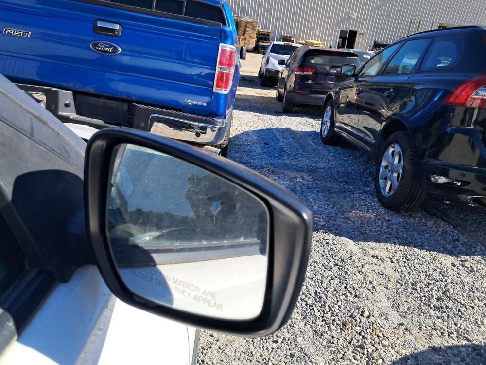 KICKS 2019 Glove Box 4824483