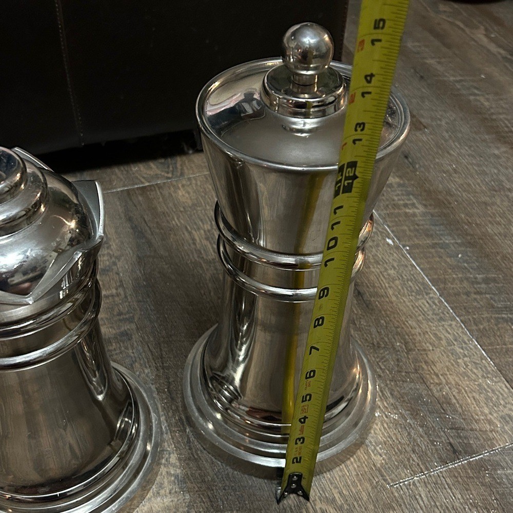 Tommy Bahama metal king and queen chess piece cocktail shaker set Large Game Bar