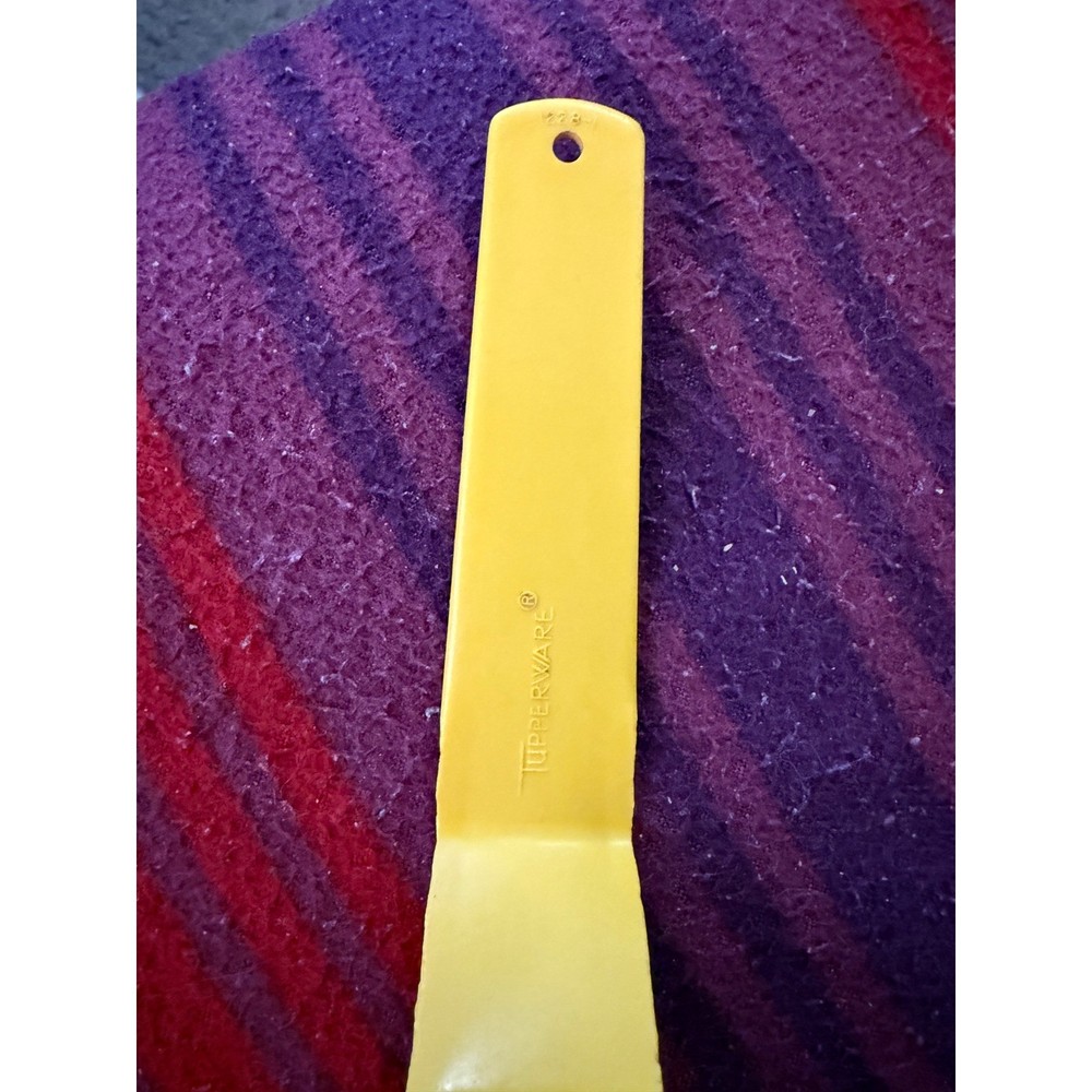 Tupperware Yellow Plastic Cake Server Spatula Pie Server Serrated Edge