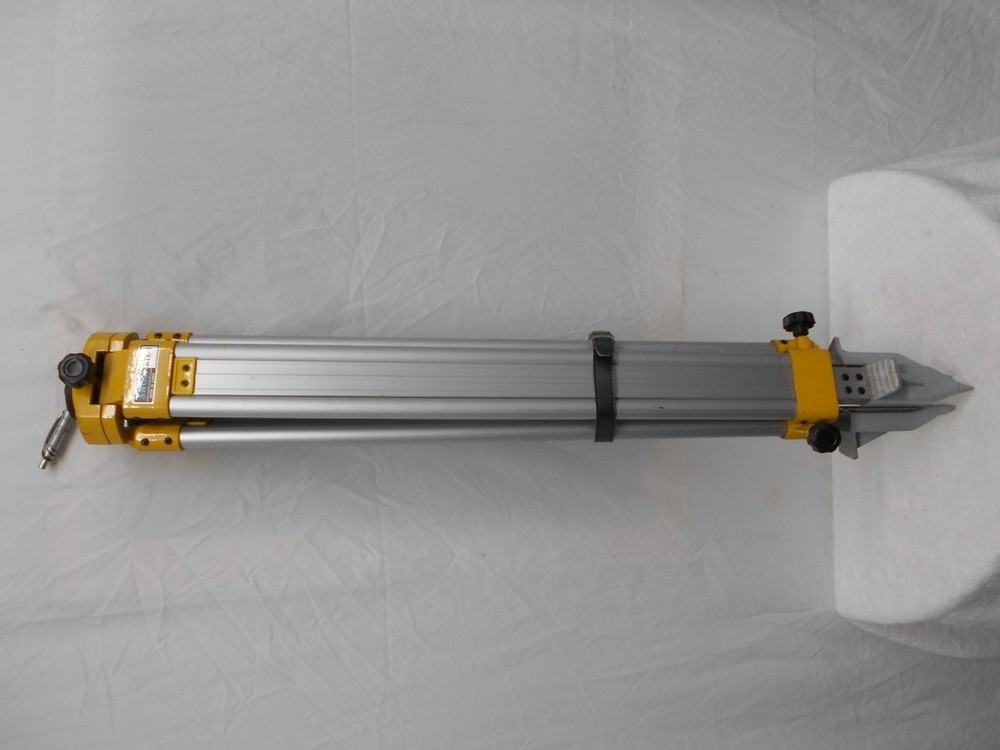 BERGER MODEL 200B LEVEL & TRANSIT LEVEL WITH TRIPOD