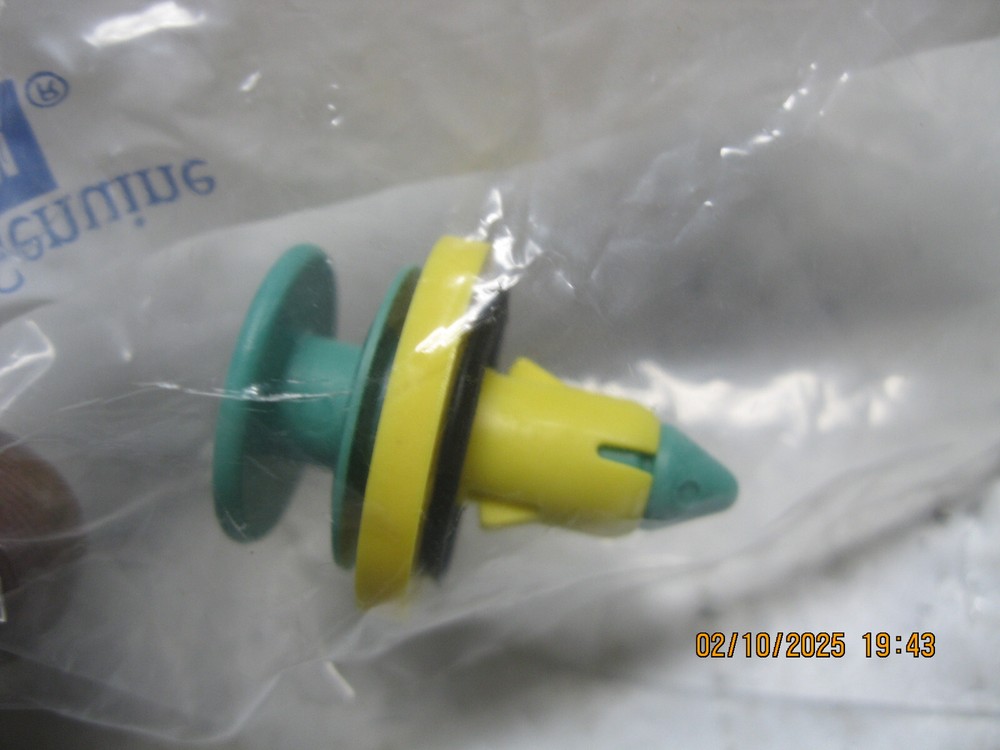 Genuine GM OEM 11562257 Front Side Door Upper Front Trim Panel Retainer