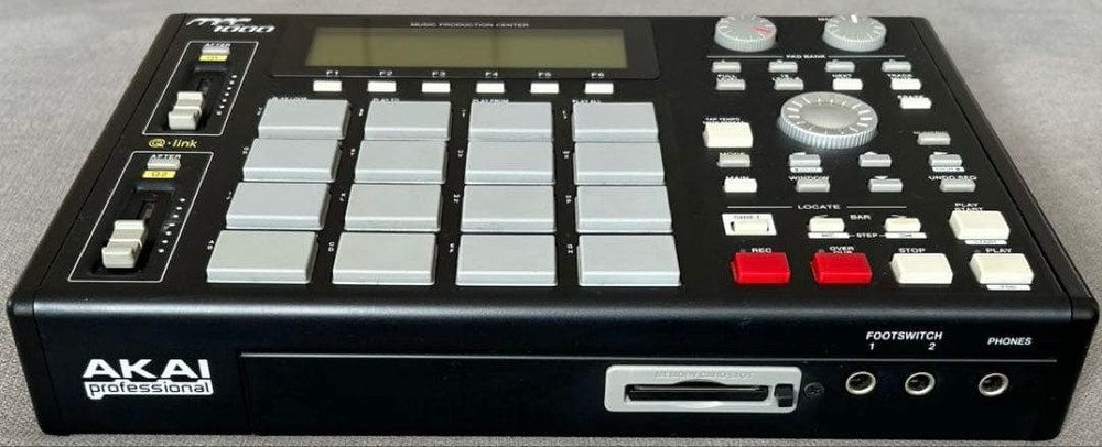 AKAI MPC1000 Sampling Machine Sampler Stereo 32 voices 64-track sequence Used