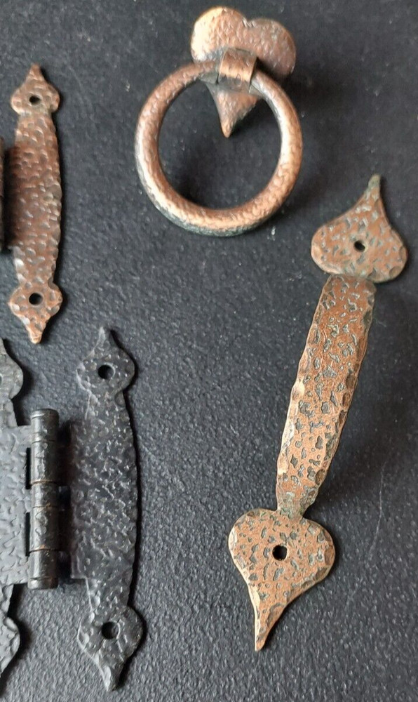 ARCHITECTURAL SALVAGE LOT. HAMMERED METAL, HINGES AND PULLS. 6pc.