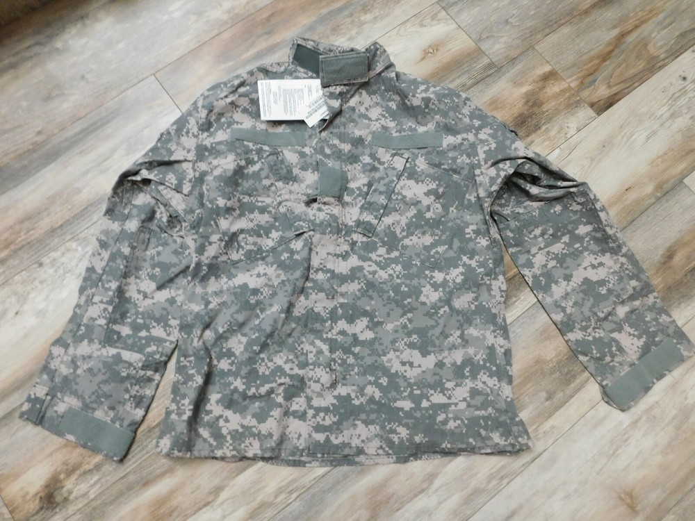 US ARMY  FLAME RESISTANT ACU TOP COAT SIZE MEDIUM- REGULAR NEW