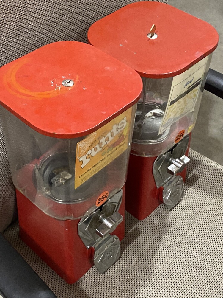 2 Candy Peanut Chocolate Candy Vending machine USA 25 cent vend Lock Key