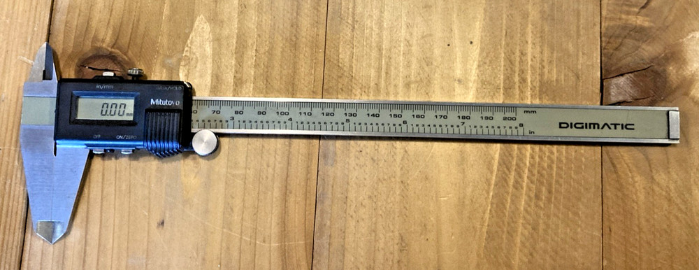 Mitutoyo Absolute Digimatic Caliper CD-8” code no.500-322 Japan sr-44 battery