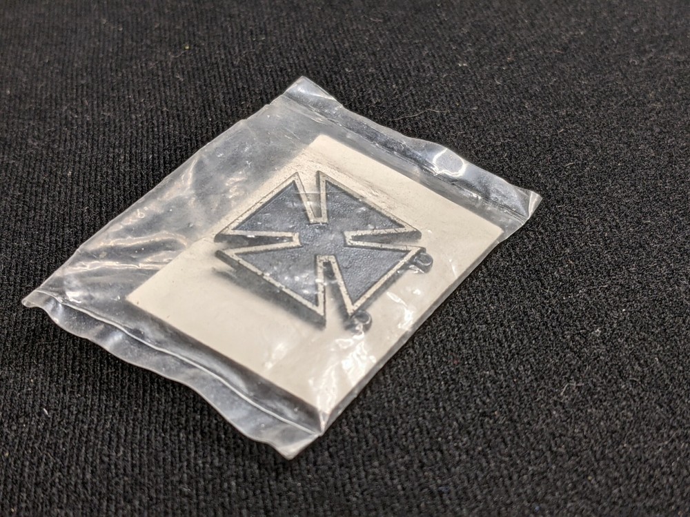 MARKSMAN QUALIFICATION BADGE, BASIC ARMY. LAPEL, HAT PINBACK PIN.