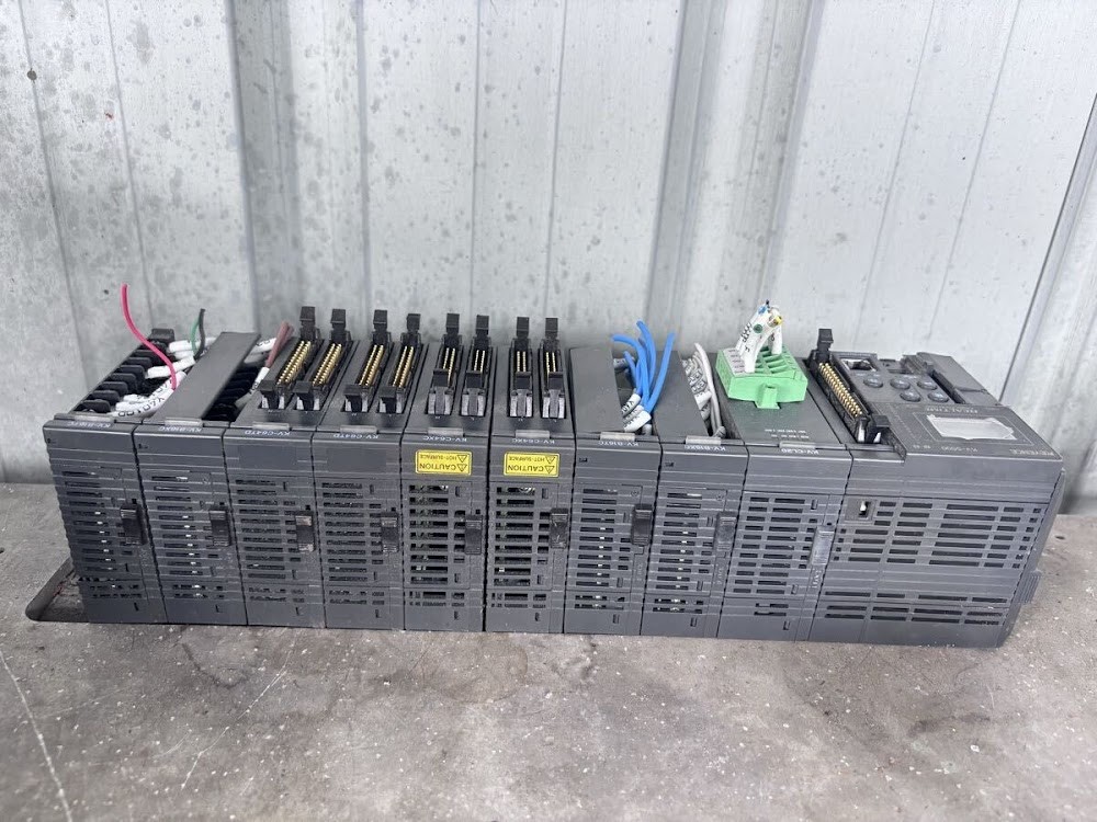 KEYENCE KV-5500 PLC Programmable Controller & Modules KV-B16XC KV-C64XC USED