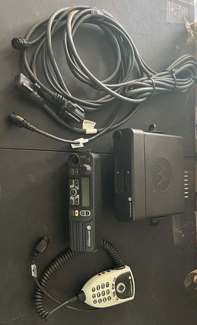 Motorola XPR 4550 VHF Mobile Radio Remote Head + Brick OEM Cables