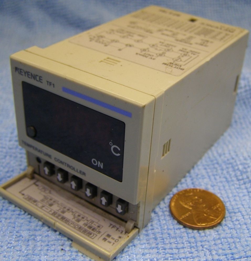 KEYENCE DIGITAL TEMP CONTROLLER TF1-11.