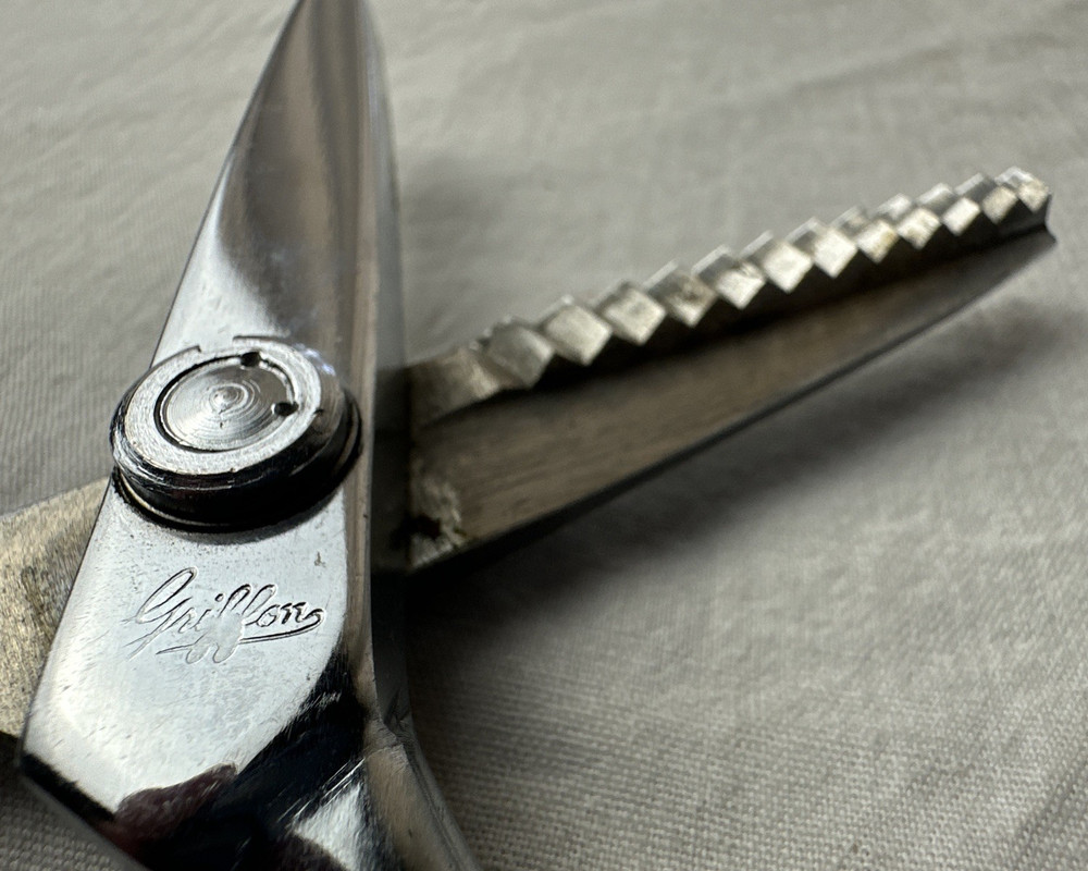 Beautiful Griffon Pinking Quilting Shears Rick Rack Pattern 2.5" Cut Blade 7" !
