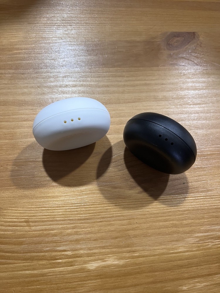 Tupperware Ergonomic Salt & Pepper Shakers black & White