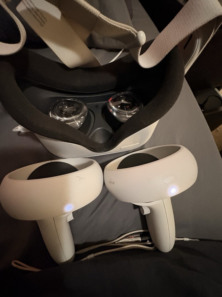 Oculus Quest 2 Fully tested and works perfectly Includes headset and controllers